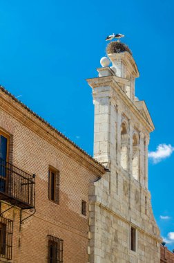 Alcala de Henares 'deki San Ildefonso Şapeli. Madrid, İspanya' daki kulede leylekler var.