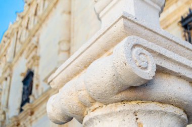 İspanya 'nın Alcala de Henares şehrindeki Colegio Belediye Başkanı de San Ildefonso' nun (1499 yılında Alcala Üniversitesi 'nin kökeni olarak kurulan mimari ayrıntılar İspanyol Rönesansı' nın en önemli çalışmalarından biridir.