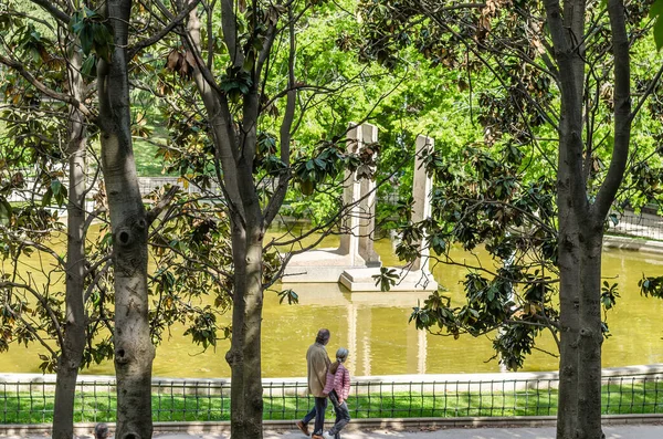 MADRID, İspanya - 8 Mayıs 2021 Madrid, İspanya 'daki Berlin Parkı. Berlin Duvarı 'nın orijinal kalıntıları ve orijinal tablolarıyla dolu bir çeşme manzarası.