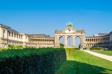 BRÜKSEL, BELGIUM - 21 AĞUSTOS 2013: 1905 yılında Cinquantenaire Park 'ta inşa edilen Cinquantenaire kemerinin görüntüsü (Fransızca 