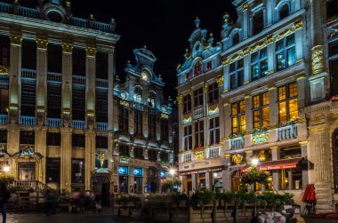 BRÜKSEL, BELGIUM - 21 AĞUSTOS 2013: Güzel Grand Place 'in gece manzarası, Brüksel' in merkezi meydanı, Belçika, 1998 'den beri UNESCO Dünya Mirası