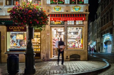 BRÜKSEL, BELGIUM - 21 AĞUSTOS 2013: Güzel Grand Place 'in gece manzarası, Brüksel' in merkezi meydanı, Belçika, 1998 'den beri UNESCO Dünya Mirası