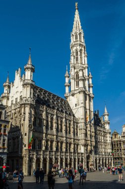 BRÜKSEL, BELGIUM - 21 AĞUSTOS 2013: Belçika 'nın ünlü Grand Place' ini ziyaret edenler