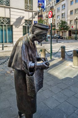 BRÜKSEL, BELGIUM - 21 AĞUSTOS 2013: Belçika, Brüksel 'de Tom Frantzen' in sokak heykeli 