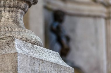 BRÜKSEL, BELGIUM - 21 Ağustos 2013: Arka planda Brüksel, Belçika 'nın sembolü olan ünlü Manneken Pi heykelinin bulanık görüntüsü