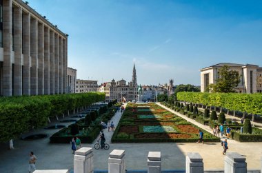 BRÜKSEL, BELGIUM - 21 AĞUSTOS 2013: Brüksel 'deki Mont des Arts Gardens, Belçika