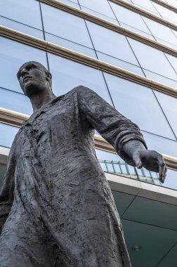 BRÜKSEL, BELGIUM - 21 AĞUSTOS 2013: Avrupa Birliği 'nin Brus Bölgesi' ndeki The Council of the European Quarter of Brus 'un önünde bulunan 2007 yılında heykeltıraş Hanneke Beaumont tarafından yapılan heykel heykeli 