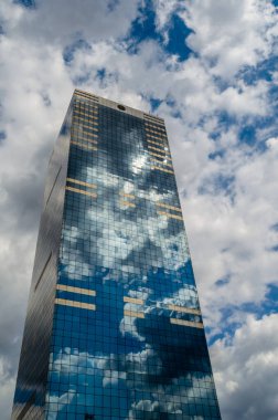 BRÜKSEL, BELGIUM - 20 AĞUSTOS 2013: Güney Kulesi (Tour du Midi or Zuidertoren), 1962 ve 1967 yılları arasında Brüksel 'de inşa edilen 38 katlı, 148 metrelik bir gökdelendir.