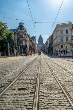 BRÜKSEL, BELGIUM - 21 AĞUSTOS 2013: Brüksel, Belçika 'daki kentsel manzara, sokaklar ve binalar