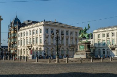 BRÜKSEL, BELGIUM - 21 AĞUSTOS 2013: Brüksel, Belçika 'daki kentsel manzara, sokaklar ve binalar