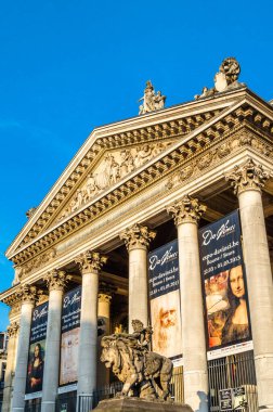 BRÜKSEL, BELGIUM - 21 AĞUSTOS 2013: Brüksel, Belçika 'daki kentsel manzara, sokaklar ve binalar