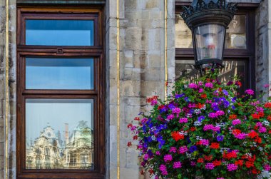 Brüksel, Belçika 'daki Grand Place cephelerinin mimari detayları
