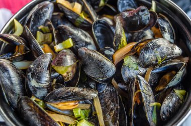 Tipik Belçika yemeği, bir tabak haşlanmış midye, genellikle yanında patates kızartması (moules frites) olur.)