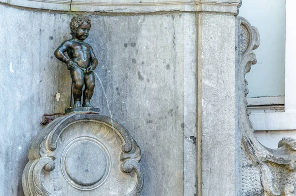 BRÜKSEL, BELGIUM - 21 AĞUSTOS 2013: Brüksel, Belçika 'nın sembolü olan ünlü Manneken Pi heykeli