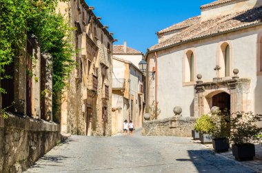 SEPULVEDA, İspanya - SEPTEMBER 12, 2021: İspanya 'nın orta kesimindeki Segovia, Kastilya ve Leon eyaletinin en güzel köylerinden biri olan Sepulveda' nın ortaçağ kasabasında mimarlık