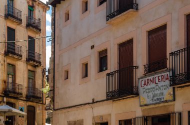 SEPULVEDA, İspanya - SEPTEMBER 12, 2021: İspanya 'nın orta kesimindeki Segovia, Kastilya ve Leon eyaletinin en güzel köylerinden biri olan Sepulveda' nın ortaçağ kasabasında mimarlık