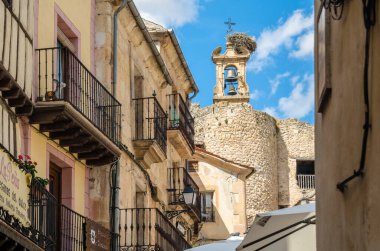 SEPULVEDA, İspanya - SEPTEMBER 12, 2021: İspanya 'nın orta kesimindeki Segovia, Kastilya ve Leon eyaletinin en güzel köylerinden biri olan Sepulveda' nın ortaçağ kasabasında mimarlık