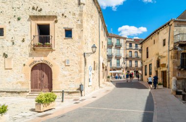 SEPULVEDA, İspanya - SEPTEMBER 12, 2021: İspanya 'nın orta kesimindeki Segovia, Kastilya ve Leon eyaletinin en güzel köylerinden biri olan Sepulveda' nın ortaçağ kasabasında mimarlık