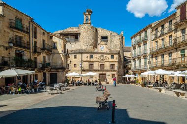 SEPULVEDA, İspanya - SEPTEMBER 12, 2021: Segovia ilinin ortaçağ kenti Sepulveda, Kastilya ve Leon 'un barları ve terasları ile ana meydanın görüntüsü