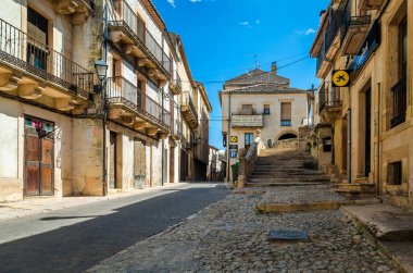 SEPULVEDA, İspanya - SEPTEMBER 12, 2021: İspanya 'nın orta kesimindeki Segovia, Kastilya ve Leon eyaletinin en güzel köylerinden biri olan Sepulveda' nın ortaçağ kasabasında mimarlık