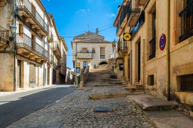 SEPULVEDA, İspanya - SEPTEMBER 12, 2021: İspanya 'nın orta kesimindeki Segovia, Kastilya ve Leon eyaletinin en güzel köylerinden biri olan Sepulveda' nın ortaçağ kasabasında mimarlık