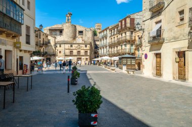 SEPULVEDA, İspanya - SEPTEMBER 12, 2021: Segovia ilinin ortaçağ kenti Sepulveda, Kastilya ve Leon 'un barları ve terasları ile ana meydanın görüntüsü