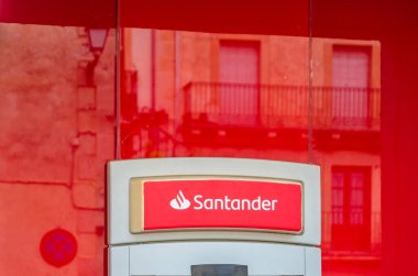 SEPULVEDA, İspanya - 12 Eylül 2021: Sepulveda 'daki Santander banka şubesi, Kastilya ve Leon, İspanya' daki bir ortaçağ köyü. Santander, 1857 yılında kurulan bir İspanyol bankasıdır.