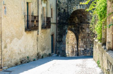 İspanya 'nın orta kesimindeki Segovia, Kastilya ve Leon eyaletinin en güzel köylerinden biri olan Sepulveda' daki ortaçağ kasabasının mimarisi.