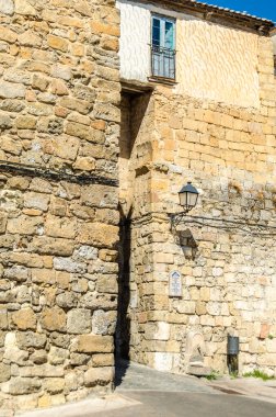 İspanya 'nın orta kesimindeki Segovia, Kastilya ve Leon eyaletinin en güzel köylerinden biri olan Sepulveda' daki ortaçağ kasabasının mimarisi.