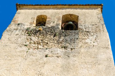 Mimari detay, İspanya 'nın orta kesimindeki Segovia, Kastilya ve Leon eyaletinde yer alan Sepulveda Ortaçağ kasabasındaki kilise kulesi.