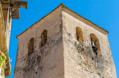 Mimari detay, İspanya 'nın orta kesimindeki Segovia, Kastilya ve Leon eyaletinde yer alan Sepulveda Ortaçağ kasabasındaki kilise kulesi.