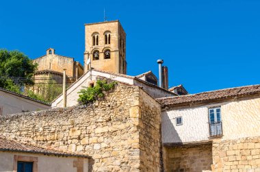 İspanya 'nın orta kesimindeki Segovia, Kastilya ve Leon eyaletinin en güzel köylerinden biri olan Sepulveda' daki ortaçağ kasabasının mimarisi.