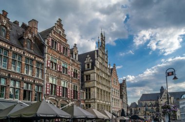 GHENT, BELGIUM - 20 AĞUSTOS 2013: Belçika 'nın Gent kentindeki şehir manzarası, cadde manzarası ve Flaman mimarisi