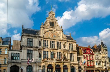 GHENT, BELGIUM - 20 AĞUSTOS 2013: Belçika 'nın Gent kentindeki şehir manzarası, cadde manzarası ve Flaman mimarisi