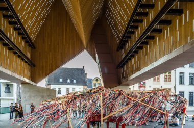 GHENT, BELGIUM - 20 AĞUSTOS 2013: Güzel ahşap tavanıyla modern Gent Pazar Salonu 'nun içinden görüntüle. Bir piyano konseri sırasında renkli kağıt şeritlerle dekore edilmiş.