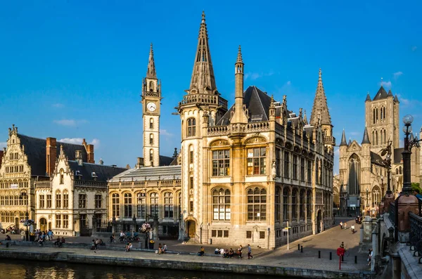 GHENT, BELGIUM - 20 AĞUSTOS 2013: Şehir manzarası, insanlar Ghent, Belçika 'nın tarihi şehir merkezinde bir rıhtım olan Graslei' de güzel bir yaz öğleden sonranın tadını çıkarıyorlar. Ortaçağ limanının bir kısmı şu anda şehrin kültürel ve turistik merkezidir.