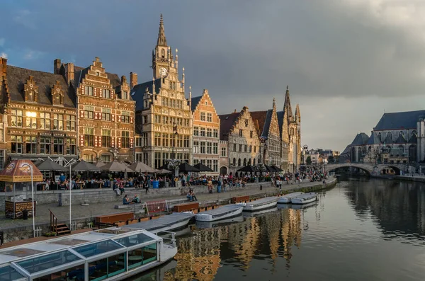 Ghent Belgium Agosto 2013 Paisagem Urbana Pessoas Desfrutando Uma Bela — Fotografia de Stock