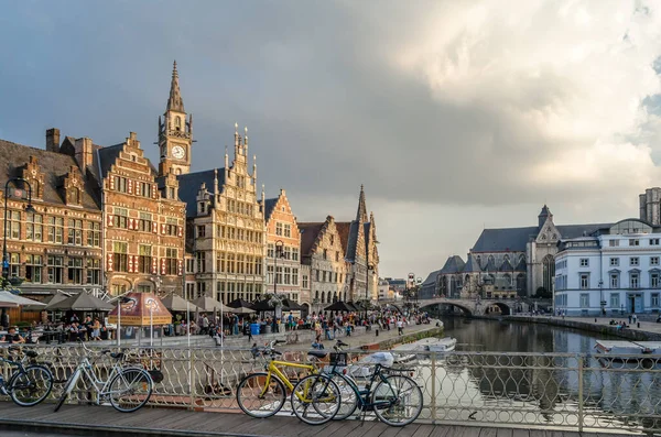 Ghent Belgium Agosto 2013 Paisagem Urbana Pessoas Desfrutando Uma Bela — Fotografia de Stock