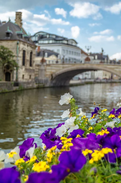 Scena Miejska Kolorowe Kwiaty Moście Gandawie Belgia — Zdjęcie stockowe