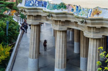 BARCELONA, İspanya - 7 Aralık 2013: Katalan modernizminin ünlü mimar temsilcisi Antoni Gaudi tarafından tasarlanan Barselona, Katalonya 'daki ünlü Park Guell' i ziyaret eden turistler