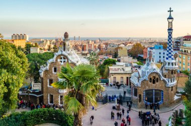 BARCELONA, İspanya - 8 Aralık 2013: Katalan modernizminin ünlü mimar temsilcisi Antoni Gaudi tarafından tasarlanan Barselona, Katalonya 'daki ünlü Park Guell' i ziyaret eden turistler