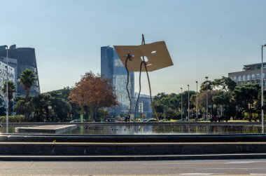 BARCELONA, İspanya - 8 Aralık 2013: Katalanca: David i Goliat (Katalanca: David i Goliat) heykeli, 1992 'de Barcelona' da düzenlenen Olimpiyat Oyunları bağlamında, paslanmaz çelik, boyalı çelik ve reçineden yapılmıştır.