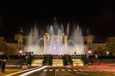 BARCELONA, SPAIN - 6 Aralık 2013: Montjuic 'in Sihirli Çeşmesi, Barselona, Katalonya, İspanya' da Carles Buigas tarafından tasarlanan ve 1929 Barcelona Uluslararası Fuarı için inşa edilen aydınlatılmış bir çeşme. 