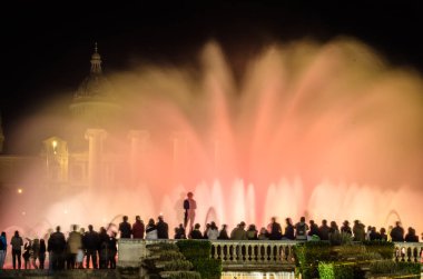BARCELONA, SPAIN - 6 Aralık 2013: Montjuic 'in Sihirli Çeşmesi, Barselona, Katalonya, İspanya' da Carles Buigas tarafından tasarlanan ve 1929 Barcelona Uluslararası Fuarı için inşa edilen aydınlatılmış bir çeşme. 
