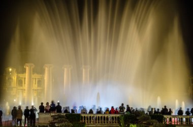 BARCELONA, SPAIN - 6 Aralık 2013: Montjuic 'in Sihirli Çeşmesi, Barselona, Katalonya, İspanya' da Carles Buigas tarafından tasarlanan ve 1929 Barcelona Uluslararası Fuarı için inşa edilen aydınlatılmış bir çeşme. 