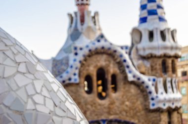 Katalan modernizminin ünlü mimar temsilcisi Antoni Gaudi tarafından tasarlanan Barselona, Katalonya 'daki ünlü Park Guell' in renkli mimari detayları.