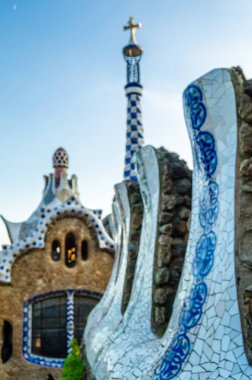 Katalan modernizminin ünlü mimar temsilcisi Antoni Gaudi tarafından tasarlanan Barselona, Katalonya 'daki ünlü Park Guell' in renkli mimari detayları.