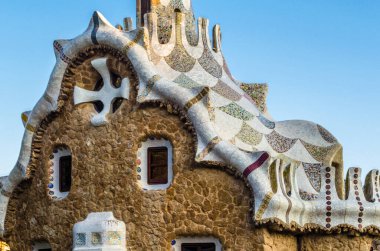 Katalan modernizminin ünlü mimar temsilcisi Antoni Gaudi tarafından tasarlanan Barselona, Katalonya 'daki ünlü Park Guell' in renkli mimari detayları.