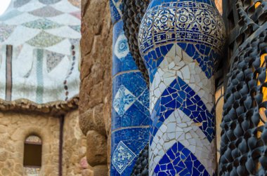 Katalan modernizminin ünlü mimar temsilcisi Antoni Gaudi tarafından tasarlanan Barselona, Katalonya 'daki ünlü Park Guell' in renkli mimari detayları.