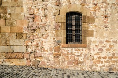 Bir pencere ve taş duvarın mimari ayrıntıları
